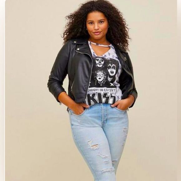 Torrid Kiss Classic Fit Cotton Cutout
Tee - Picture 1 of 5